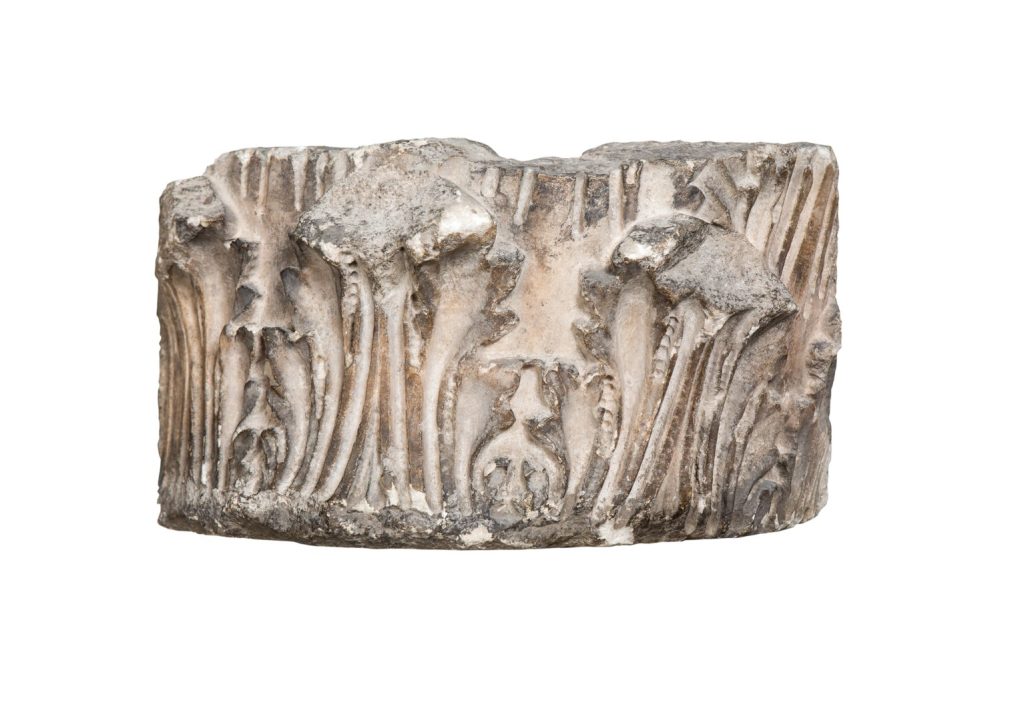 Frammento di semicapitello